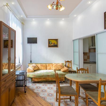 Appartement Навпроти Вернісажу Біля Оперного Вулиця Театральна 26 Є Балкон Та Інернет à Lviv Extérieur photo
