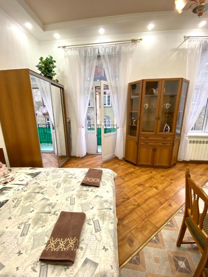 Appartement Навпроти Вернісажу Біля Оперного Вулиця Театральна 26 Є Балкон Та Інернет à Lviv Extérieur photo