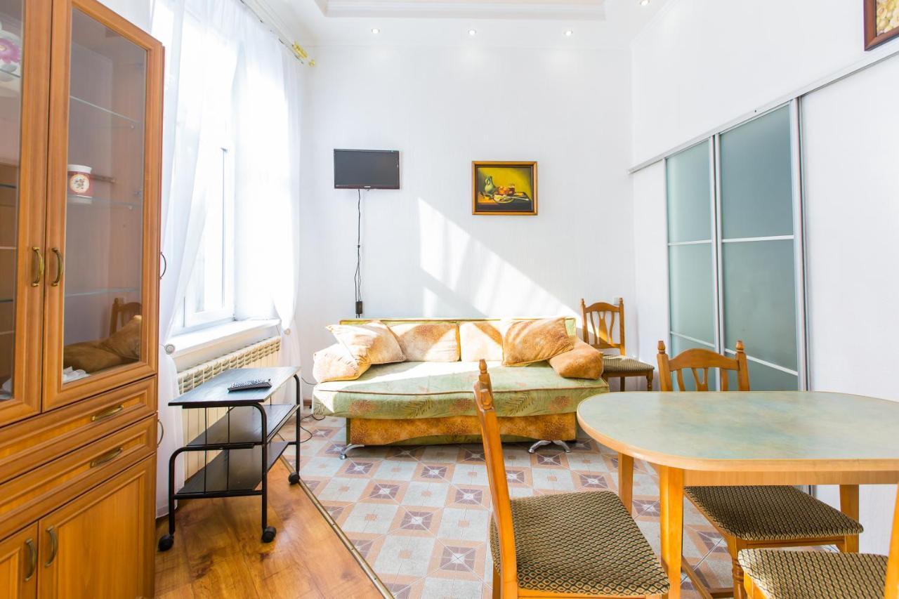 Appartement Навпроти Вернісажу Біля Оперного Вулиця Театральна 26 Є Балкон Та Інернет à Lviv Extérieur photo