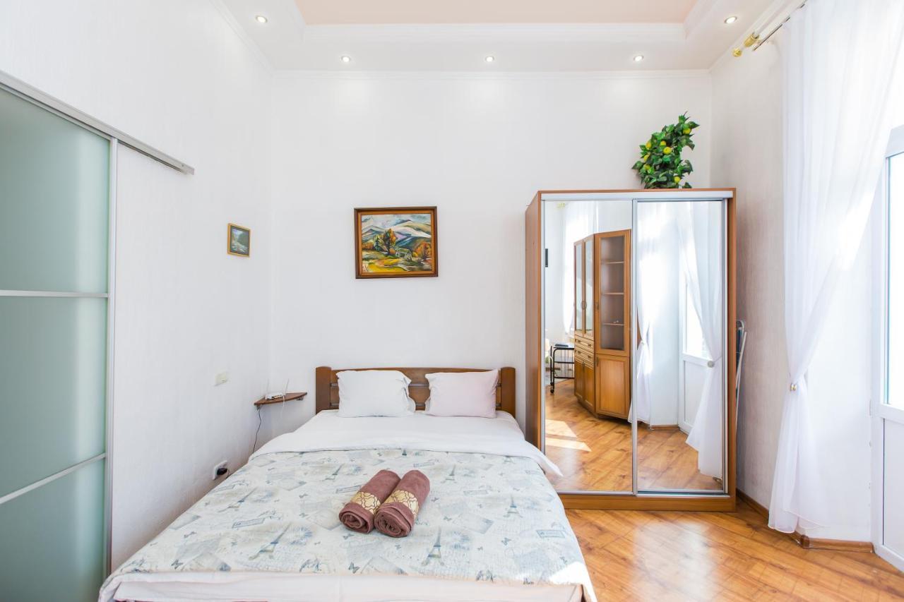 Appartement Навпроти Вернісажу Біля Оперного Вулиця Театральна 26 Є Балкон Та Інернет à Lviv Extérieur photo