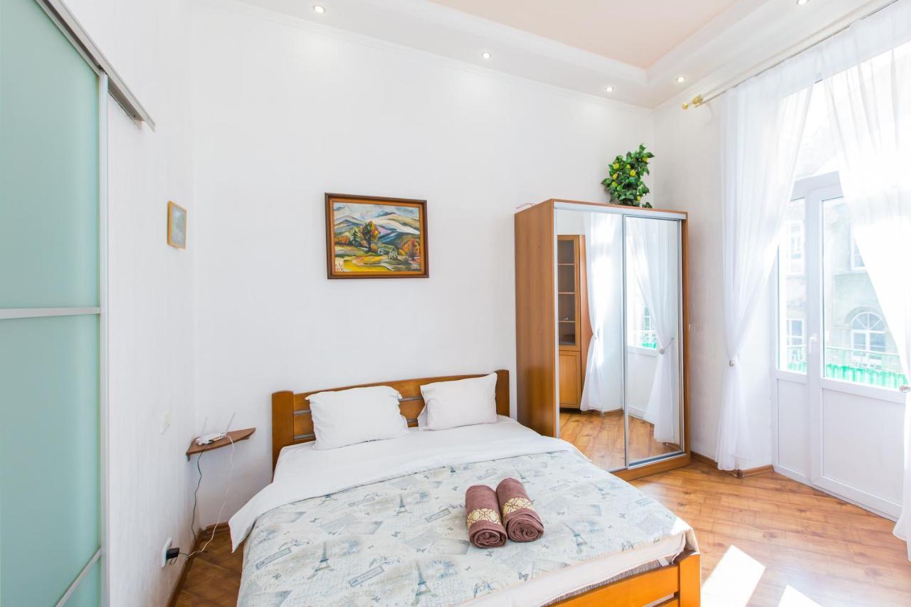 Appartement Навпроти Вернісажу Біля Оперного Вулиця Театральна 26 Є Балкон Та Інернет à Lviv Extérieur photo
