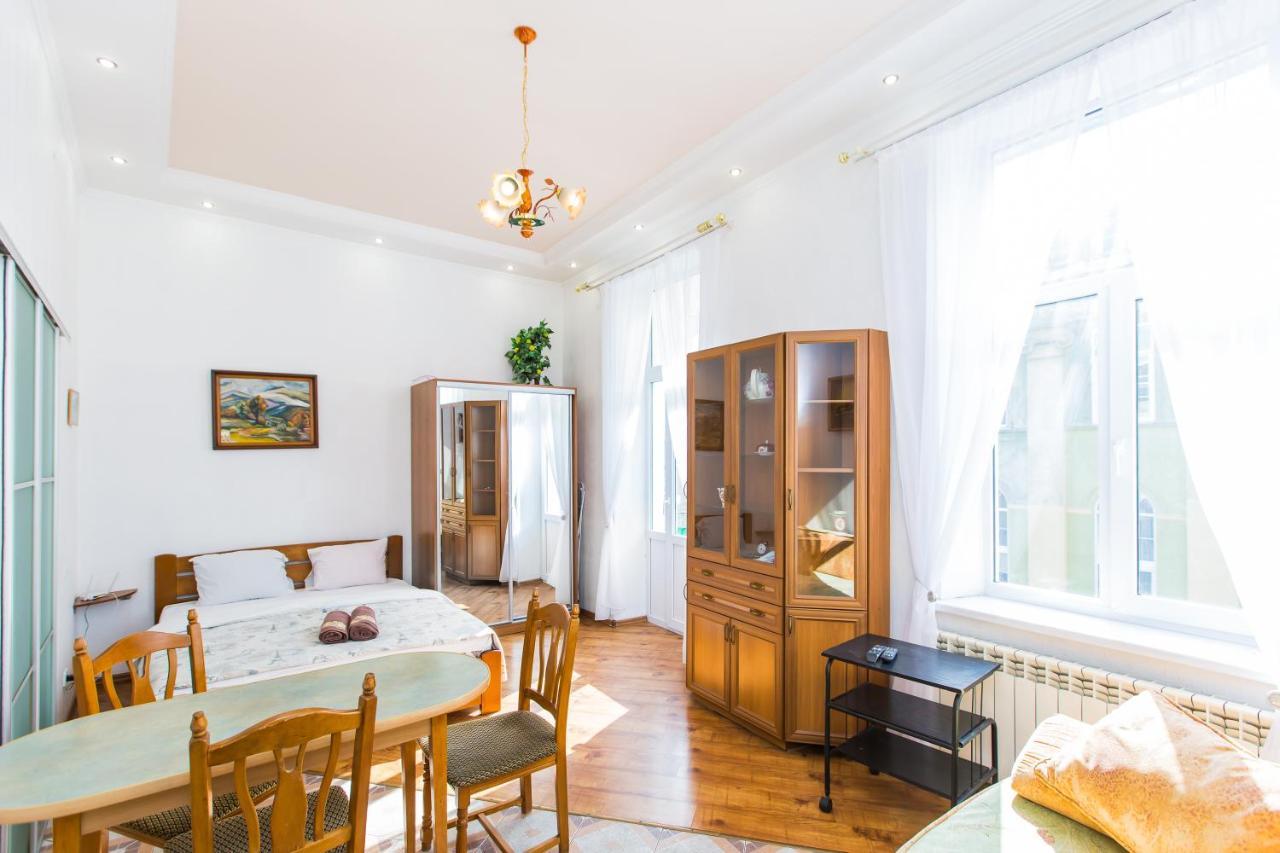 Appartement Навпроти Вернісажу Біля Оперного Вулиця Театральна 26 Є Балкон Та Інернет à Lviv Extérieur photo